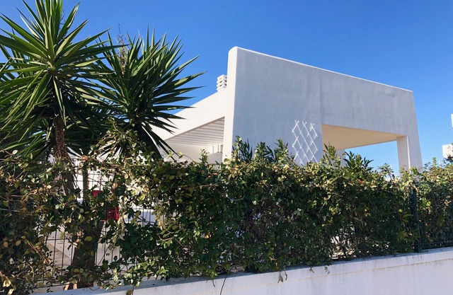 Nueva y moderna casa de vacaciones mediterránea junto al mar con terraza en la azotea u. vistas al mar