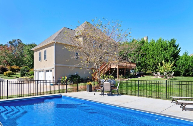 Brand New Pool and Hot Tub! Premium Wifi! Luxurious Home in Asheville. Bathrooms en-suite!