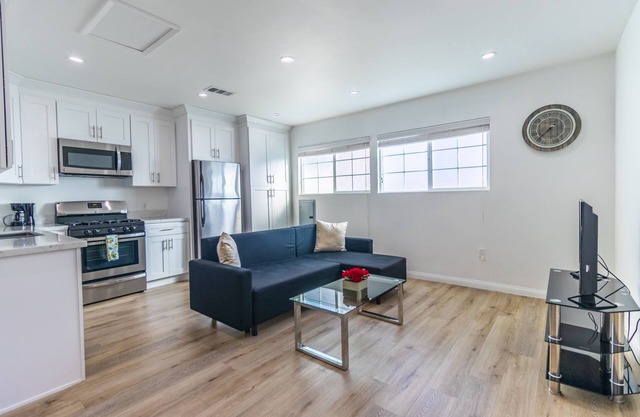 Hermosa, nueva, privada, separada, casa de huéspedes de 1bed + 1bath.