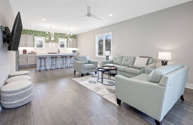 Brand new townhome near downtown w/2 decks, smart TVs, washer/dryer, AC