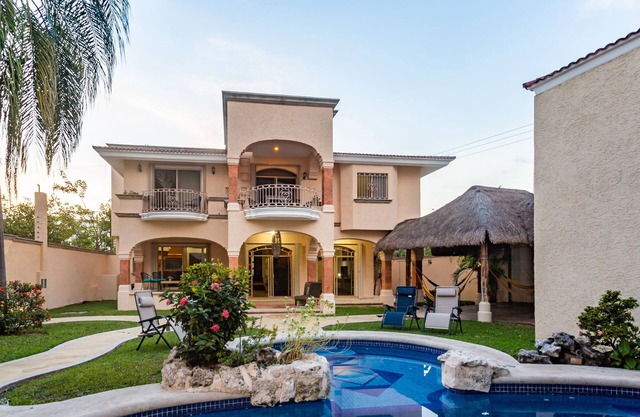 Hermosa casa con piscina jardín 5 habitaciones / 5 baños para 15 personas