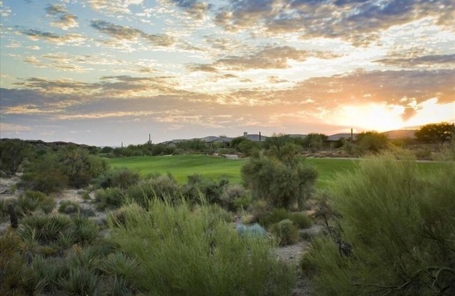 Impresionantes vistas de golf, montaña y luz de la ciudad