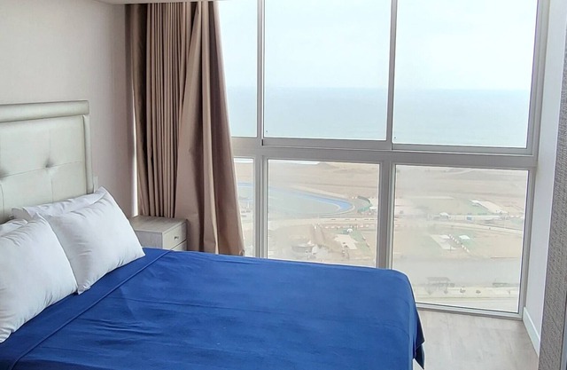 Breathtaking Ocean View Condo W/ Infinity roof top Pool