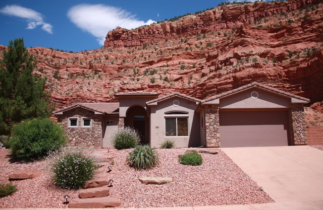 Impresionante vista de los acantilados rojos, piscina del vecindario interior / exterior