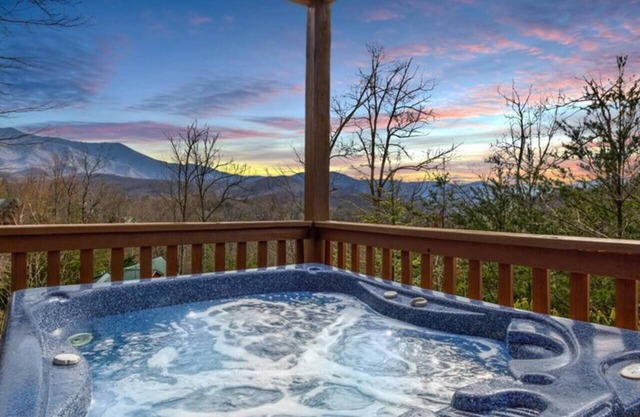 Breathtaking views of the Smokies, 3 mins to Gatlinburg!!