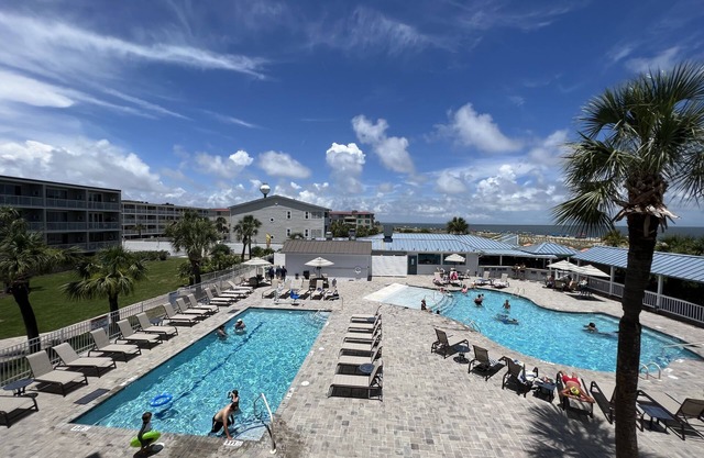 ¡Disfruta del amanecer en este condominio de 2 dormitorios y 2 baños con impresionantes vistas!