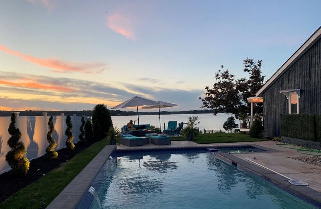 Impresionante propiedad frente al mar con plano de planta abierto y muelle privado.