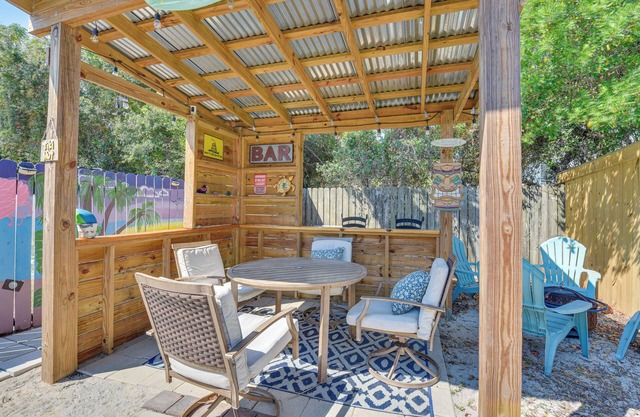 Breezy PCB Vacation Rental w/ Lanai, Walk to Ocean