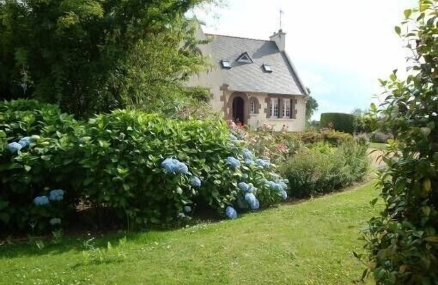 Casa bretona ubicada en un parque cerrado en el campo, cerca de paimpol