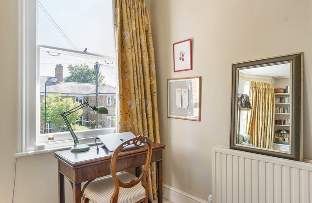 Bridgerton inspired 1 bed apartment, 5 mins to Walthamstow village and tube.