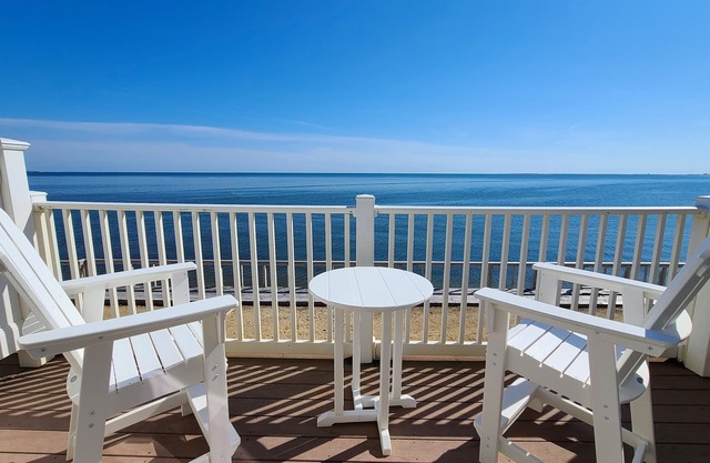 Bright 1BD Bayfront Condo--RIGHT ON THE BEACH, Amazing Waterfront & Provincetown Views, A/C
