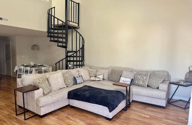 Bright 2 Bedroom 2 Bath Minutes To Beach