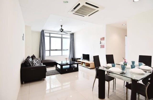 Bright 3BR Apt FREE Parking Near Lalaport KLCC