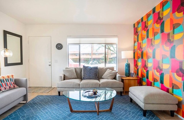 Bright and cheery mid-century modern apartment in the Cove, close to everywhere!