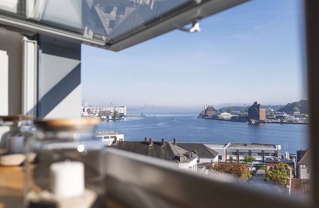 Apartamento luminoso y moderno, con excelentes vistas al fiordo, incl. estacionamiento