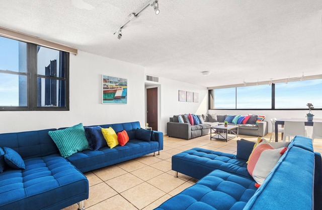 Bright and Modern Apartment with City & Beach Views, and Free Parking