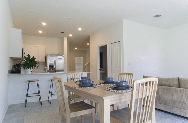 Bright and spacious 3-bedroom townhouse in Kissimmee - Pool, Nature, Disney