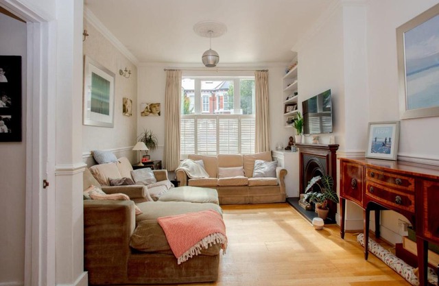 Bright and Spacious 5 Bedroom Family Home Near Wimbledon