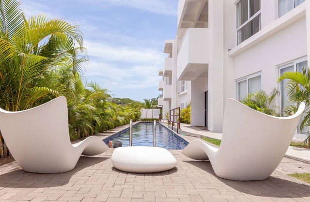 Bright and stylish new condo, 5 min walk to the beach.