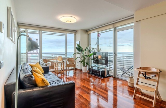 Bright apartment near Forum Beach with pool