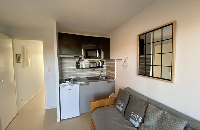 Apartamento luminoso a 100m de los baños con balcón y Wi-Fi