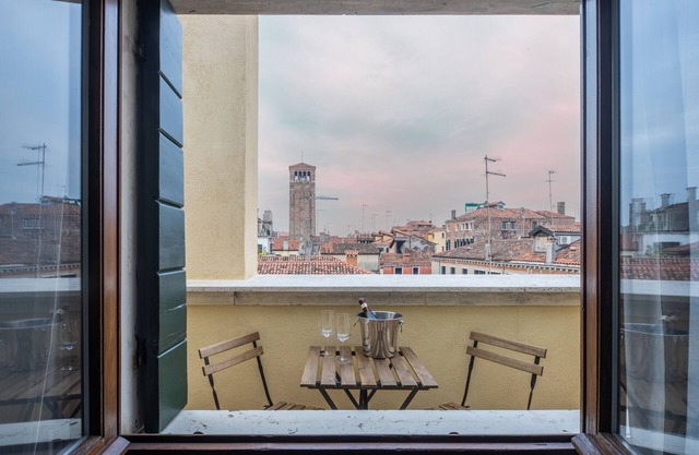 Bright Apartment On Venetian Roofs R&R