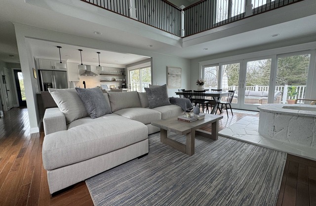 Bright Beach Cottage, renovated 3 bedroom, large private sunny deck!!