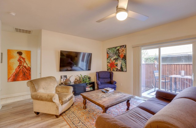 Bright Bend Home w/ Patio < 3 Mi to Downtown!