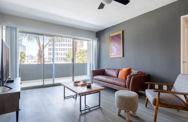 Bright Brentwood 2BR w/ Outdoor Pool, walk to shops, by Blueground