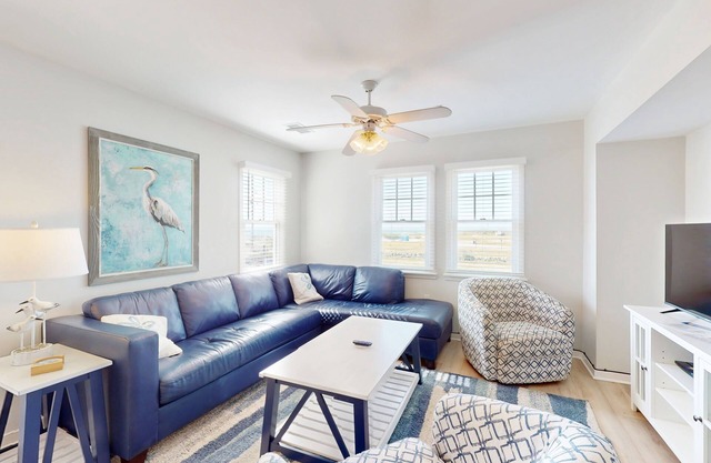 Bright Buxton townhouse with pool access, fast WiFi, AC, W/D & ocean views