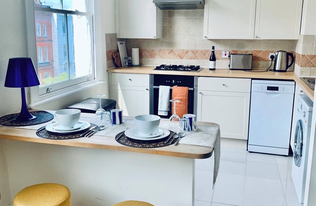 Bright Chelsea Flat with Garden Views close to Kings Road, Parks and Museums