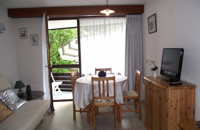 Apartamento luminoso y acogedor con parking privado y terraza para 4 personas.