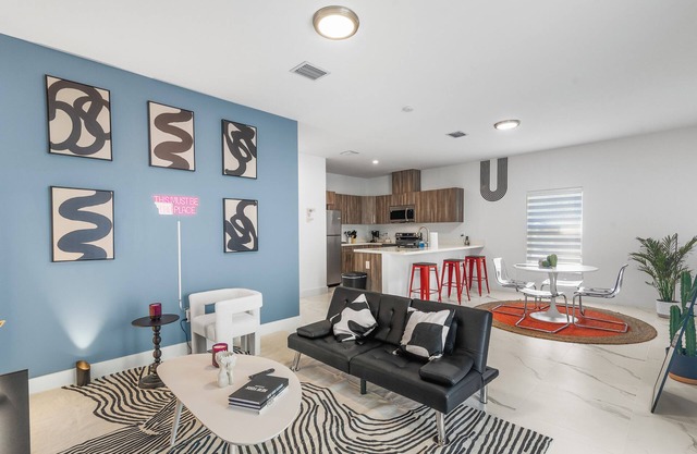 Bright & Cozy 3BR w/ Fast WiFi, Minutes to Beach!