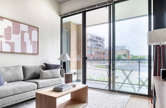 Bright Evanston 1BR w/ Pool & Gym, walk to Northwestern, by Blueground