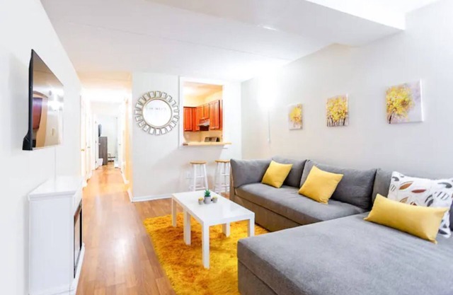 *Bright Modern 2 BR Walk-in Apt*