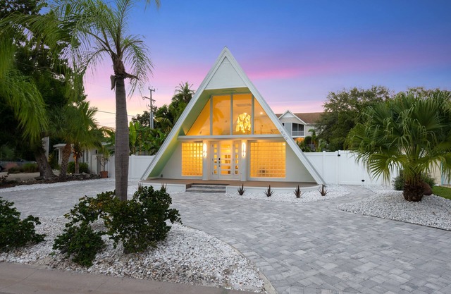 Bright, Modern Artist A-Frame Downtown SRQ West of Trail
