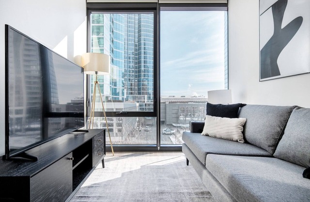 Bright South Loop 1BR w/ Pool, Gym, walk to Museum Campus, by Blueground