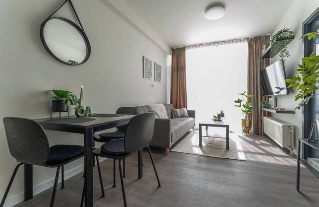 Luminoso espacio para 2 personas con wifi, TV, lavadora y aparcamiento gratuito.