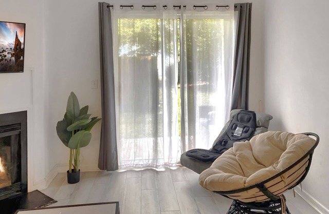 Bright, Spacious, Modern 2BR Luxury Apt UNCW-Beach