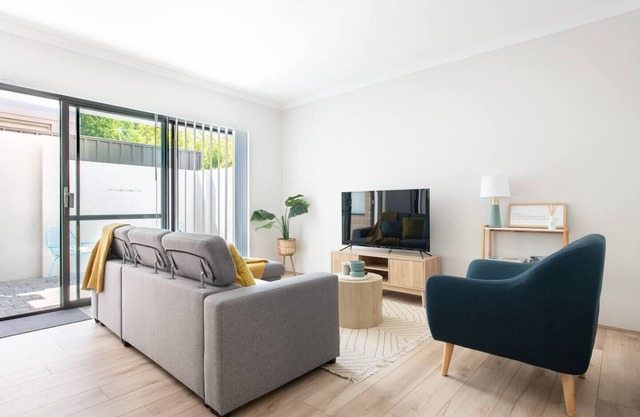 Vibrant 2BR Apt, Free WiFi, 3-min walk to Swan River, near cafes and CBD