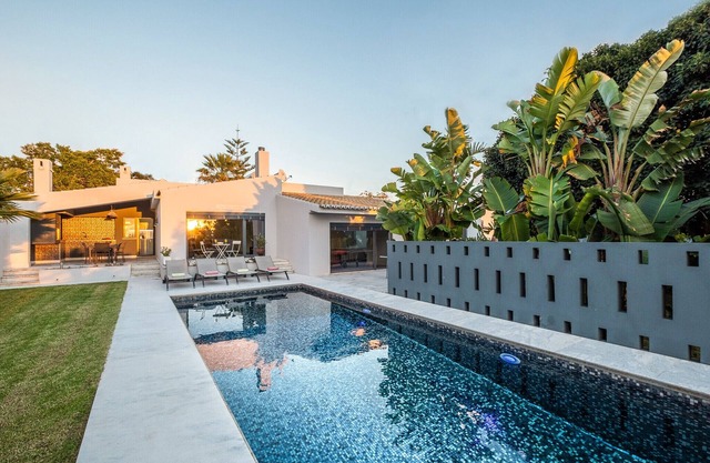 Stunning, Modern 4 Bed Villa, Private Infinity Pool, WI-FI, A/C, Lovely Garden