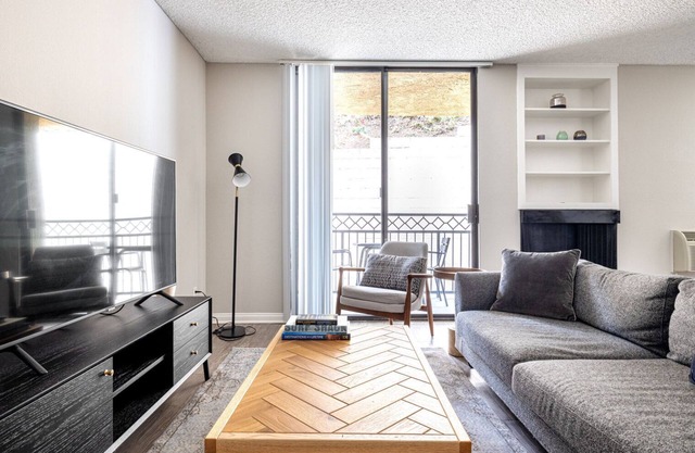 Bright Westwood 1BR w/ Gym, Pool & Spa, close to UCLA, by Blueground