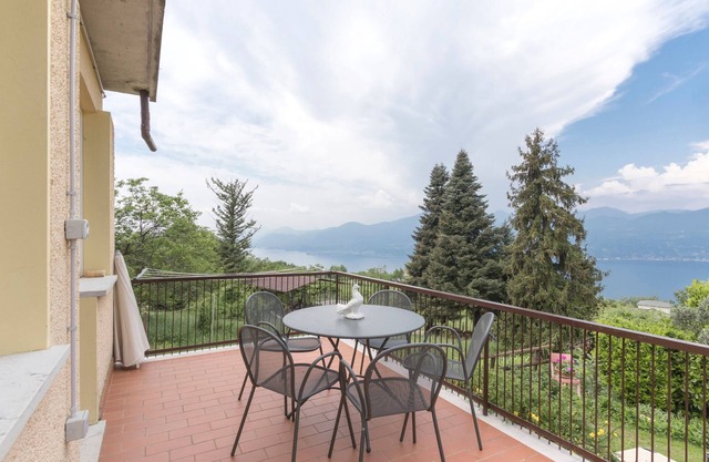 Luminoso apartamento San Zeno di Montagna con jardín y vistas al lago
