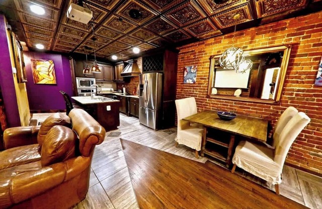 Broadway! 4br/2bth 2500sf Art Gallery/Steam Room