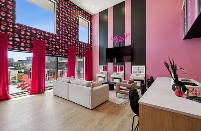 Broadway Girls in Downtown Nashville - Walk to Broadway with Pool, Gym, Parking