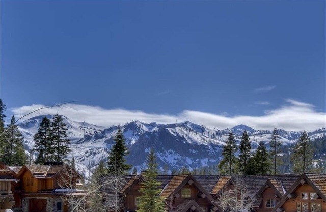 Broken Arrow Lodge in Squaw Valley