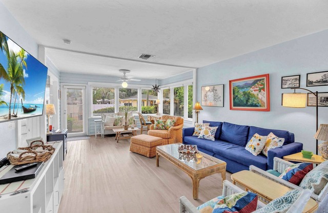 Bromeliad Bungalow - Downtown Cottage