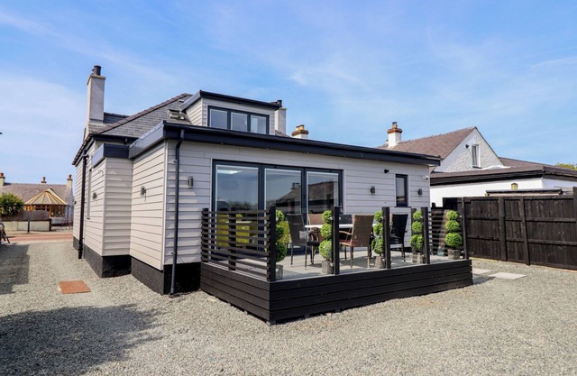 BRONALLT, pet friendly, country holiday cottage in Cemaes Bay