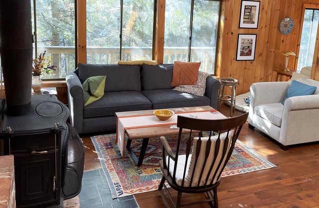 Brookside Hideaway: Charming, cozy, 4 Bedroom home in wooded vacation community