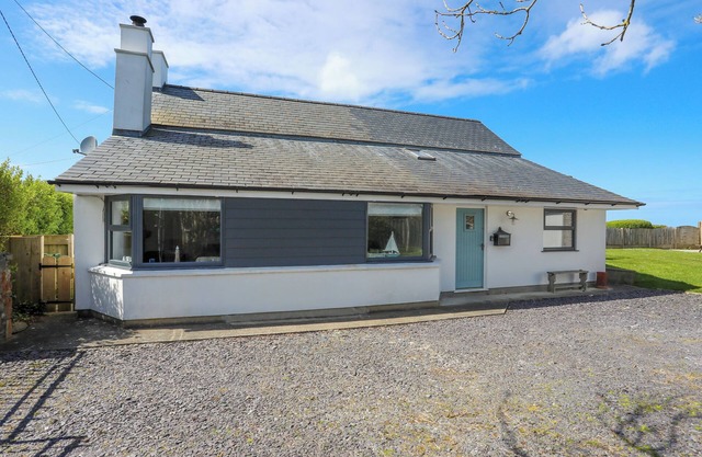 BRYN DERWEN, pet friendly, country holiday cottage in Valley